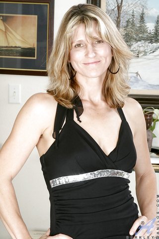ass, mature, upskirt, vixen