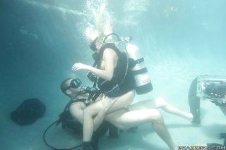 americana bajo el agua grandes pechos