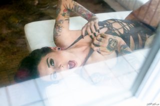 abrirse, modelo individual, tatuaje, tetas grandes