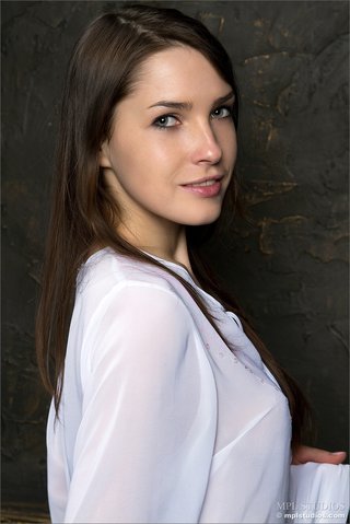 natural brunette babe