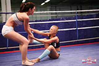 besándose, lesbianas, pantalón corto, pelea de gatas