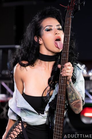 gorgeous tattooed girls give