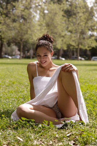chica mona morena jovencita likes